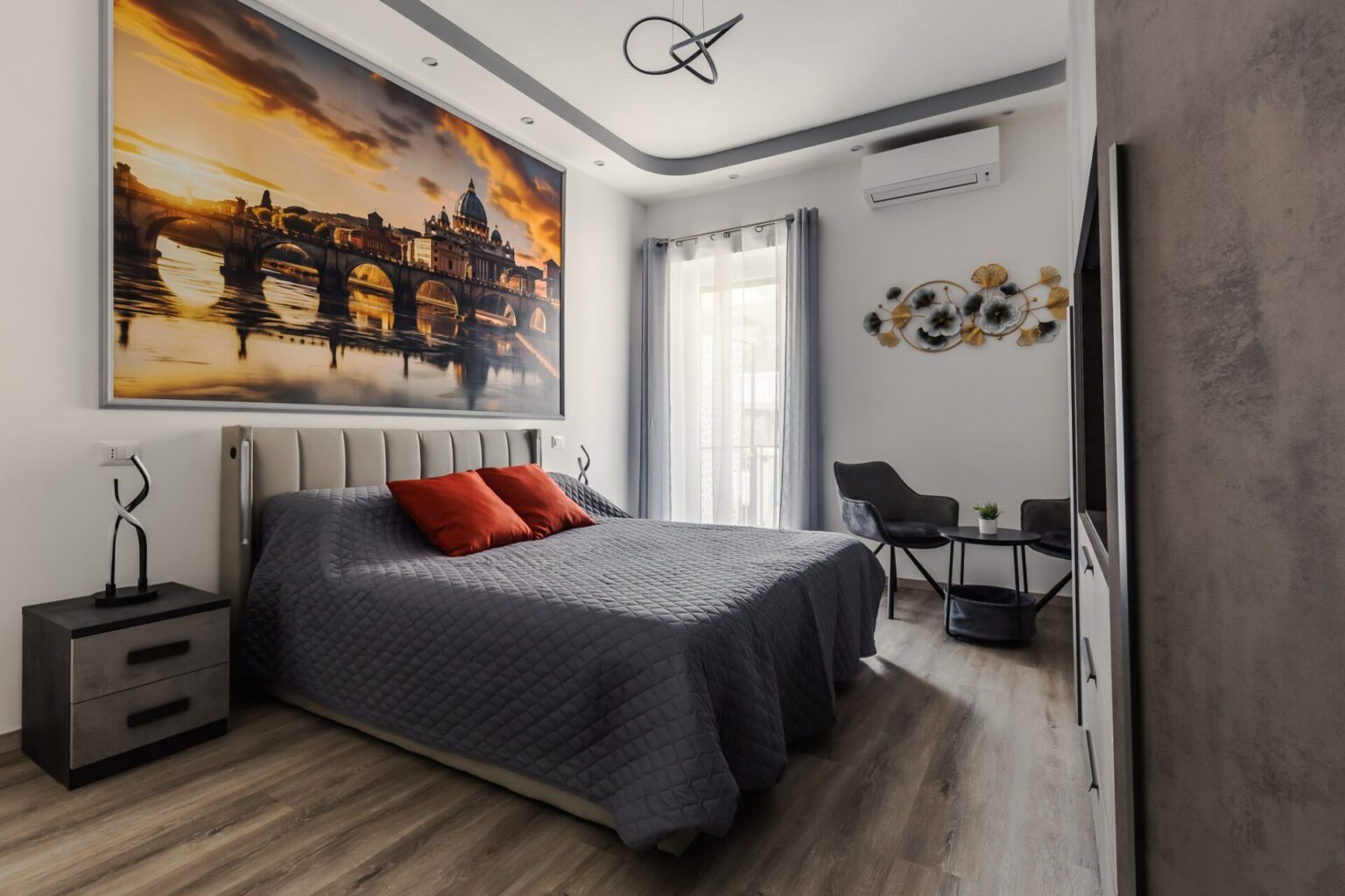 Suggestiva camera da letto con quadro della Basilica di San Pietro di un bed and breakfast a Roma fotografata da fotografo bed and breakfast professionista